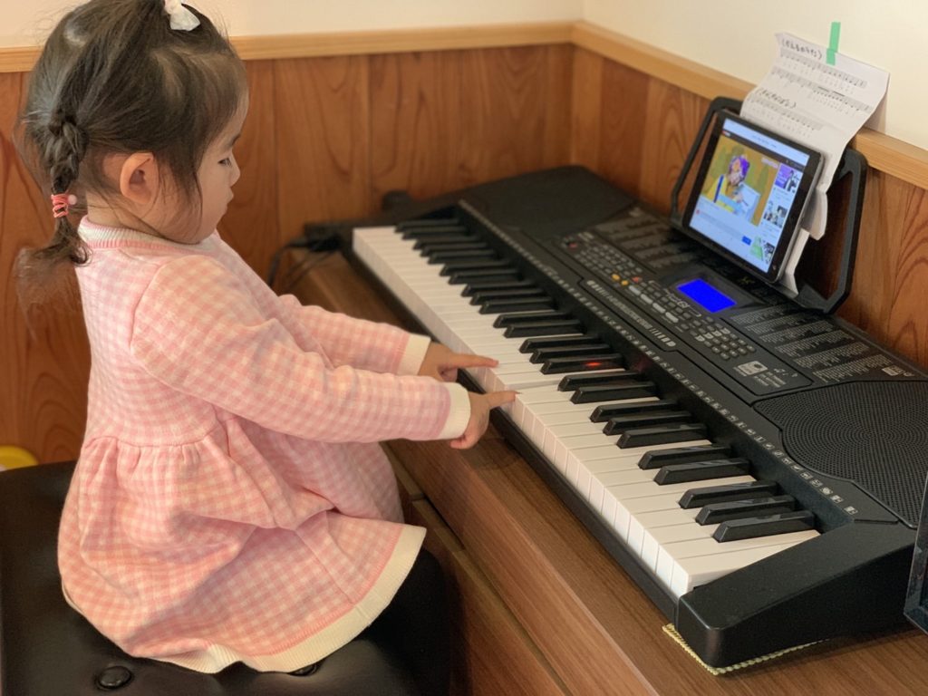 2歳のピアノレッスン
